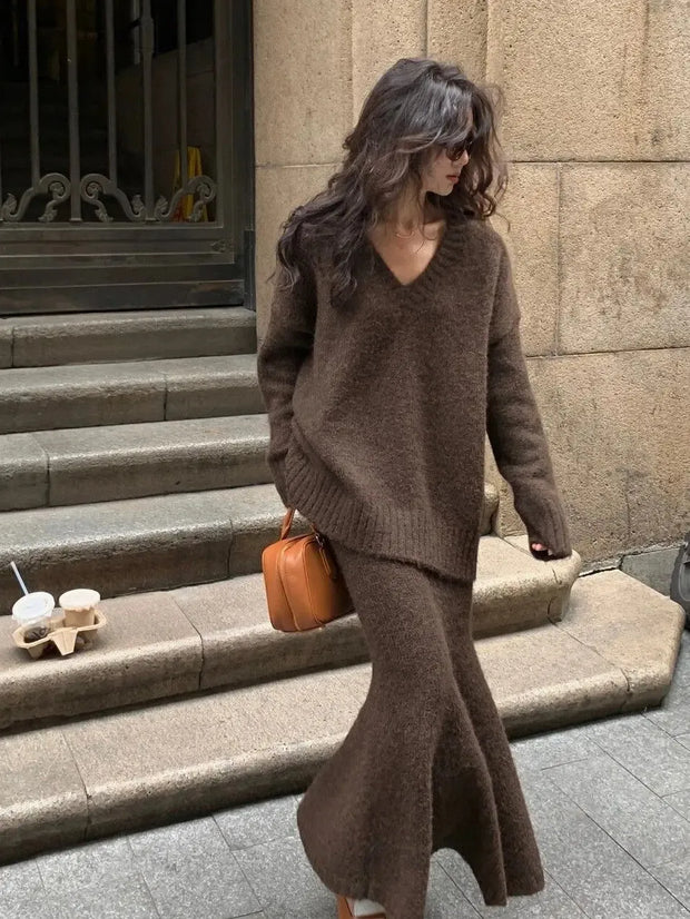 Traje de punto para mujer con top de escote en V y falda a juego, elegante y versátil para un look femenino y contemporáneo