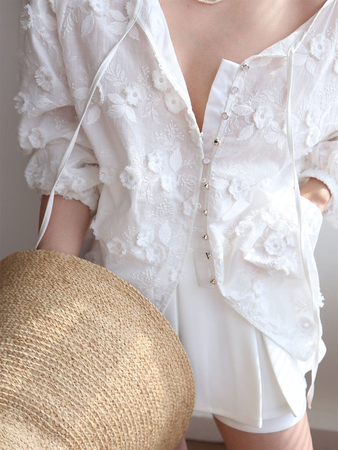 Sophie - Blusa oversize con bordado floral semitransparente