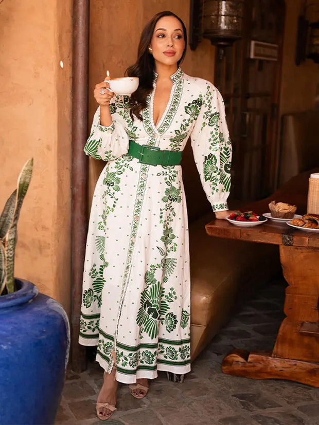 Conny - Elegante con un vestido verde a la moda
