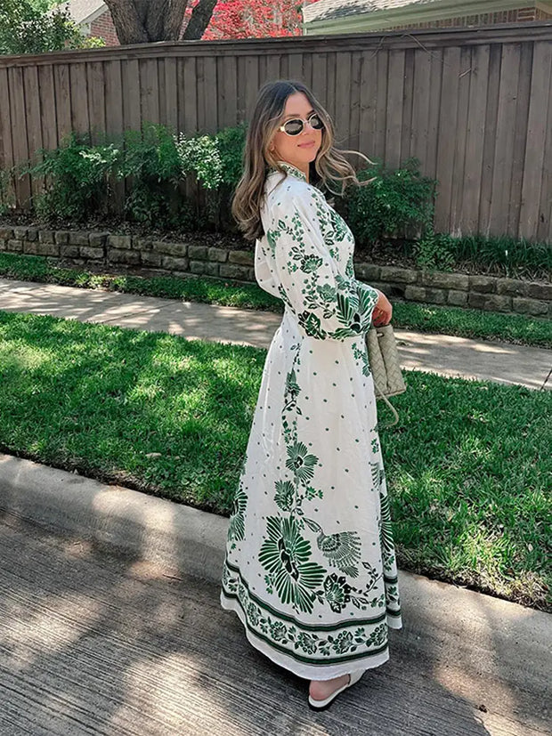 Conny - Elegante con un vestido verde a la moda