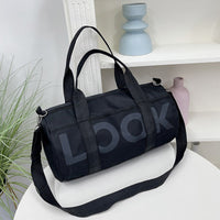 Bolso deportivo para mujer con compartimento independiente y diseño cilíndrico - Lía