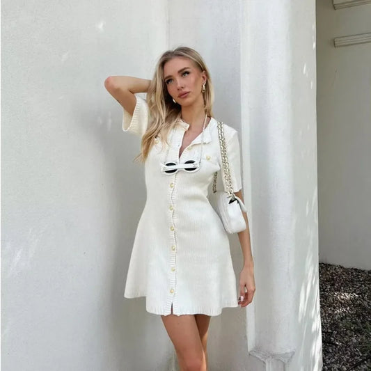 Carmenza - Elegante vestido de punto fino con botones dorados