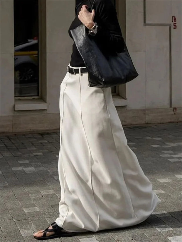 Elegante falda de corte en H con un diseño sencillo y refinado, perfecta para un look clásico y sofisticado