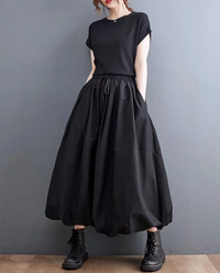 Falda globo negra lisa con un diseño voluminoso y moderno, perfecta para un look moderno y versátil