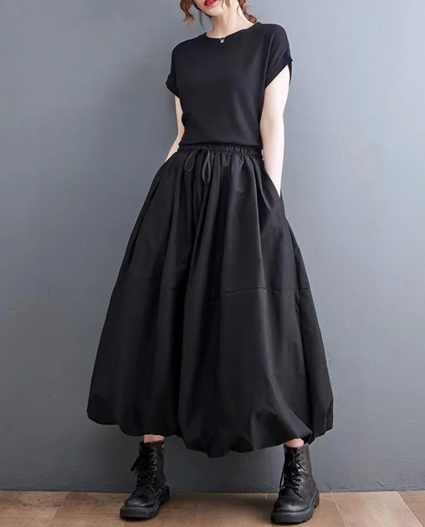 Falda globo negra lisa con un diseño voluminoso y moderno, perfecta para un look moderno y versátil