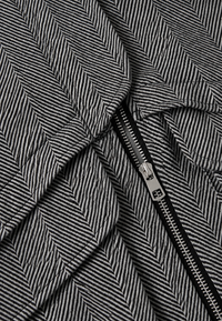 Chaqueta mujer espiga cuello alto cremallera - Saura