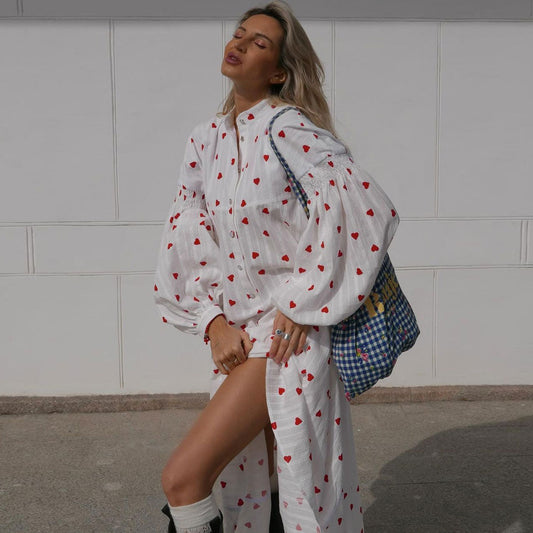 Charis - Vestido camisero largo con cuello alto y estampado de corazones a rayas