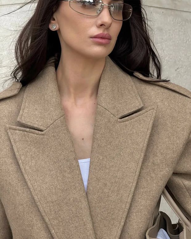 Blazer corto de mujer con hombreras y solapas - Alwina
