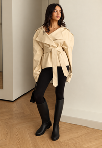 Gabardina corta elegante con cinturón solapas - Nerea