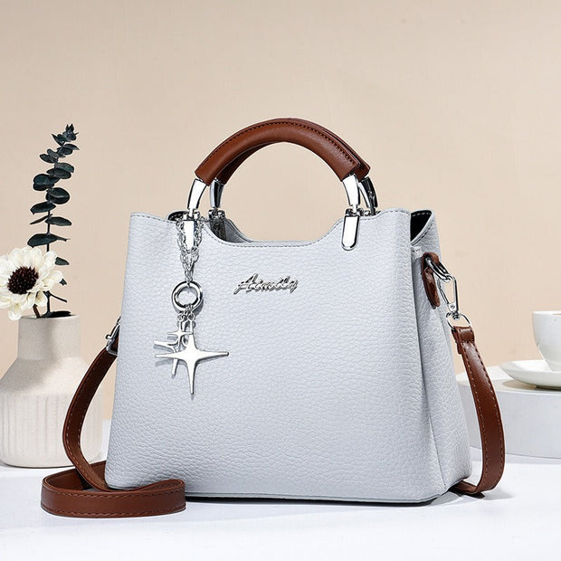 Bolso de mano para mujer de piel sintética con colgante decorativo - Giana