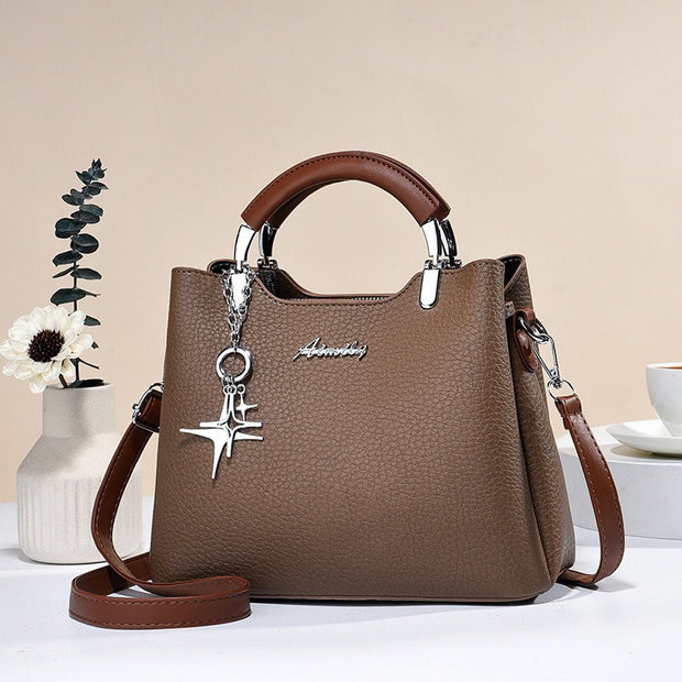 Bolso de mano para mujer de piel sintética con colgante decorativo - Giana