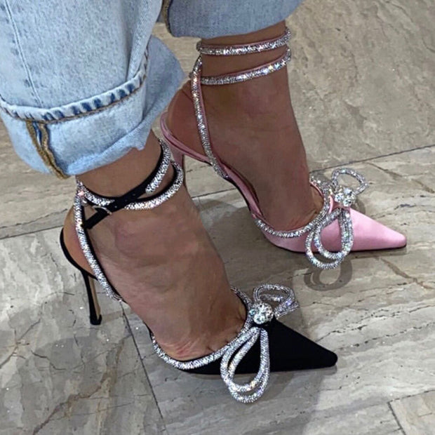 Layla - Zapatos de tacón mariposa de satén con puntera puntiaguda